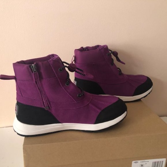 Ugg Turlock Waterproof Leather Snow Boot. Size: 6 - Picture 15 of 15